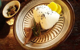 山のそば茶屋 おにぎり 小鹿田焼の器