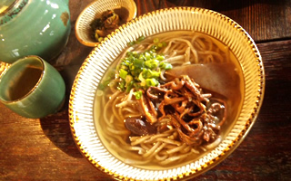 山のそば茶屋 山菜蕎麦 小鹿田焼の器