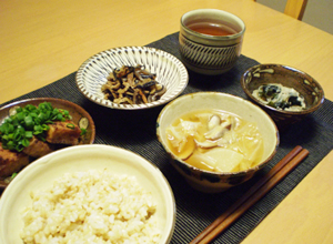 ひじき煮と小鹿田焼の小鉢